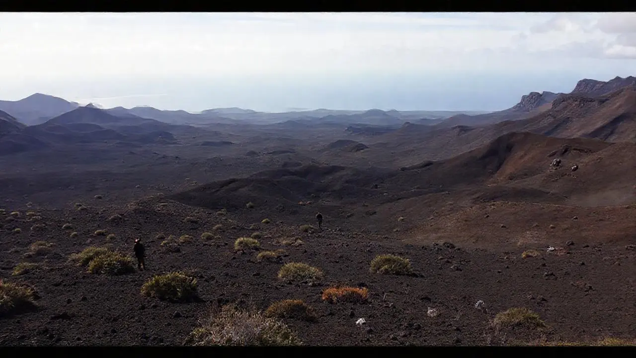 Paisaje volcánico vasto, tranquilo y distante