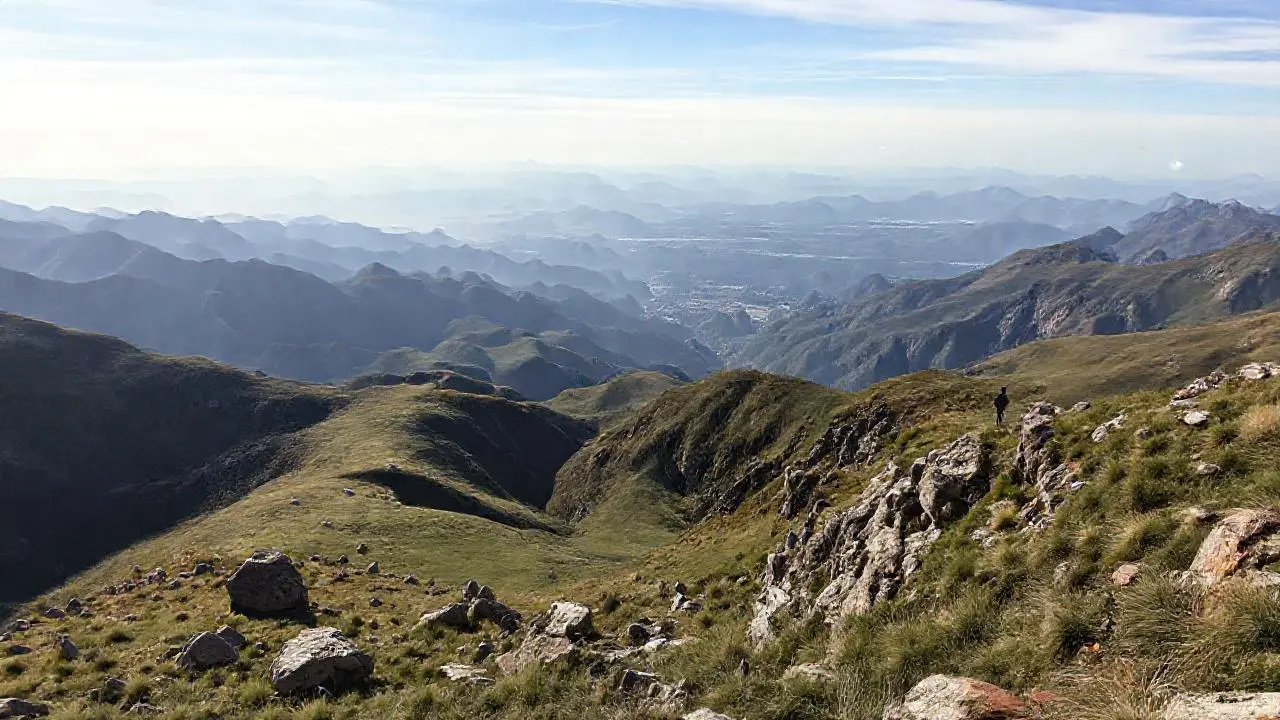 Paisaje montañoso, vasto y sereno