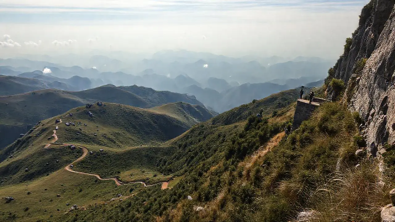 Paisaje montañoso vasto y sereno