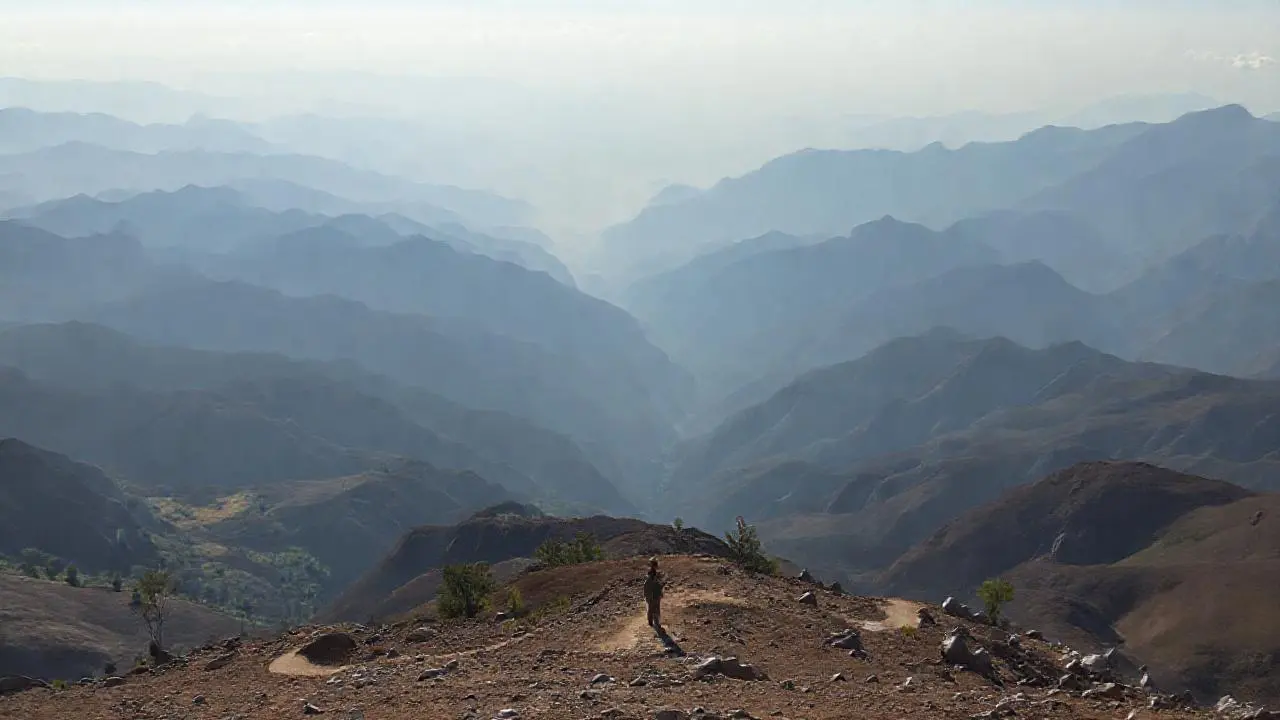 Paisaje montañoso, vasto, sereno y natural