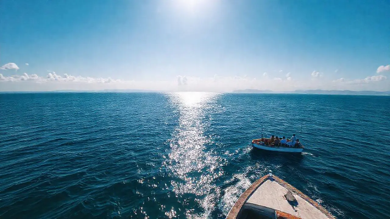 Calma oceánica, luz, y un barco distante