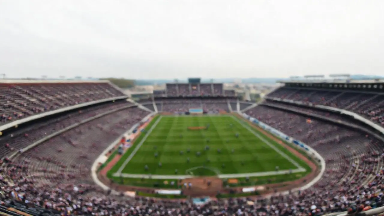 Estadio amplio, lleno y ligeramente brumoso