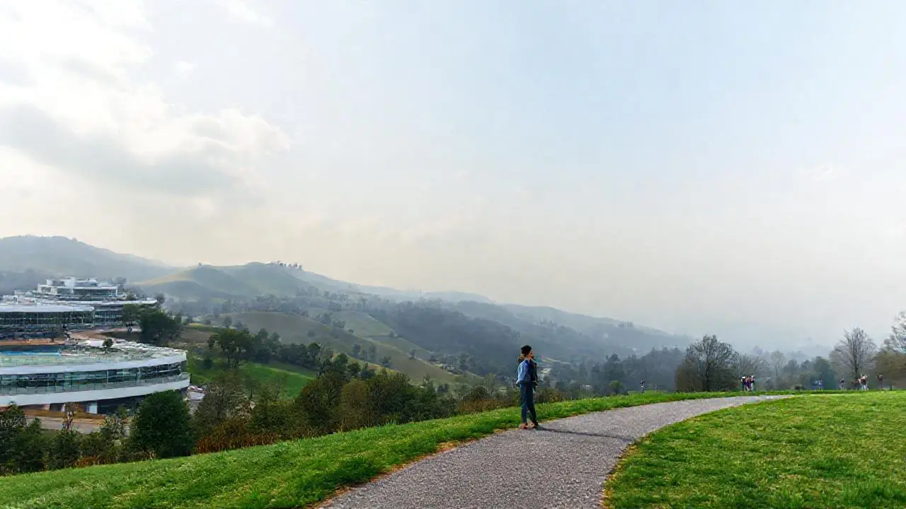 Paisaje tranquilo, moderno y abierto