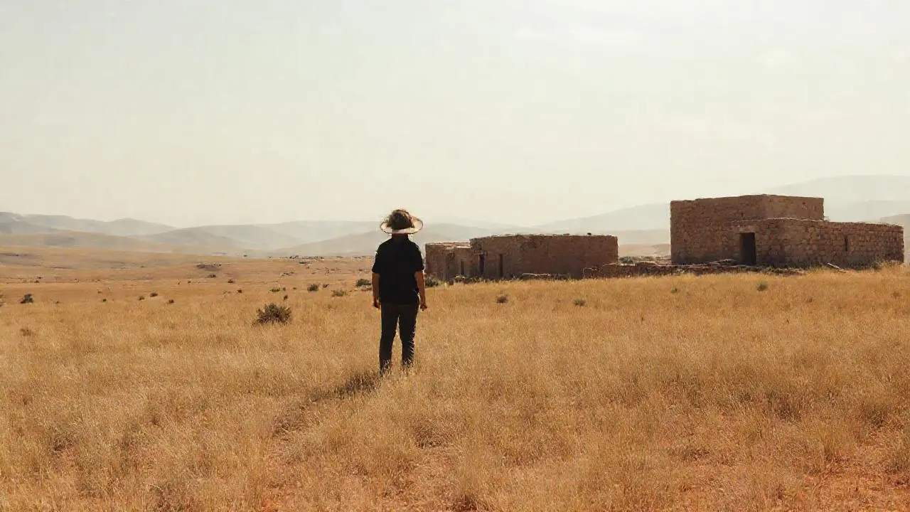 Paisaje vasto y tranquilo bajo luz tenue