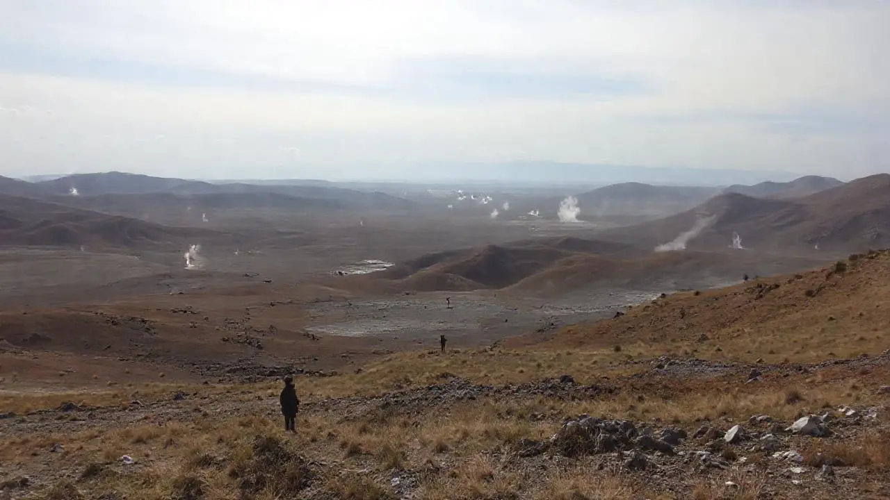 Paisaje geotérmico vasto, silencioso y lejano