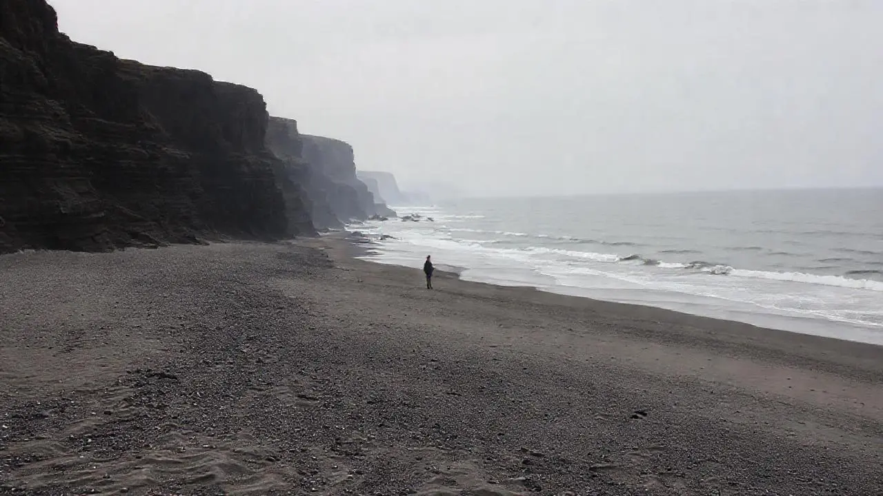 Paisaje costero vasto, sombrío y sereno