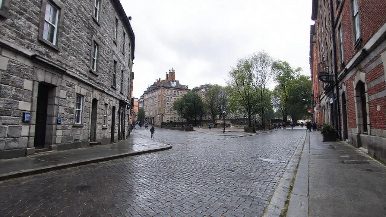 Calle urbana tranquila, con luz suave