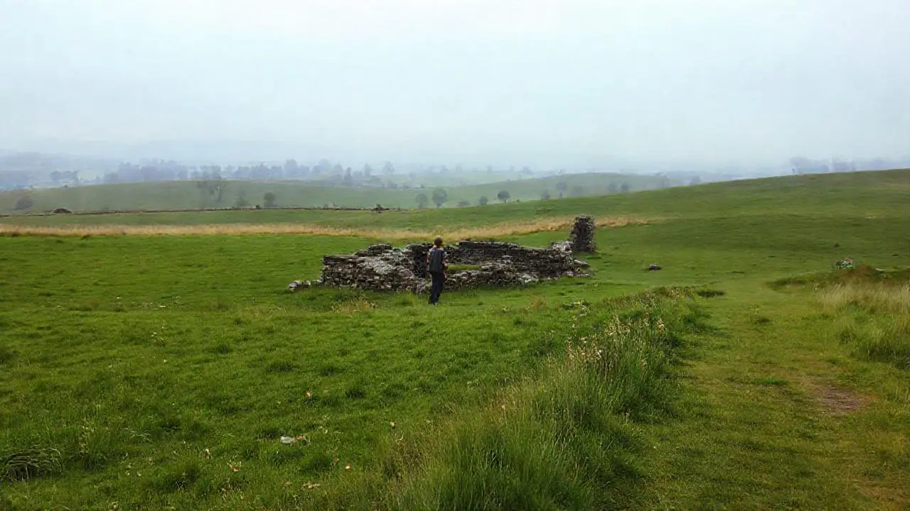 Paisaje tranquilo, ruinas y figura solitaria