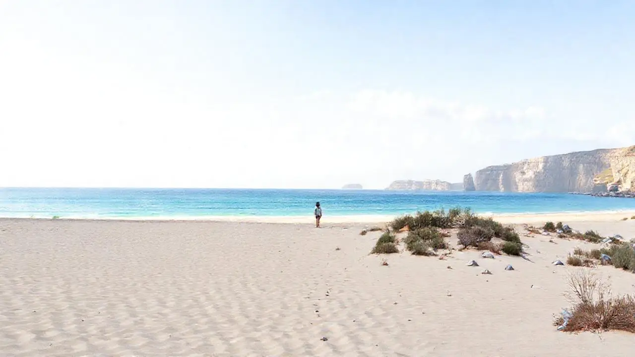Playa extensa, calma y luminosa