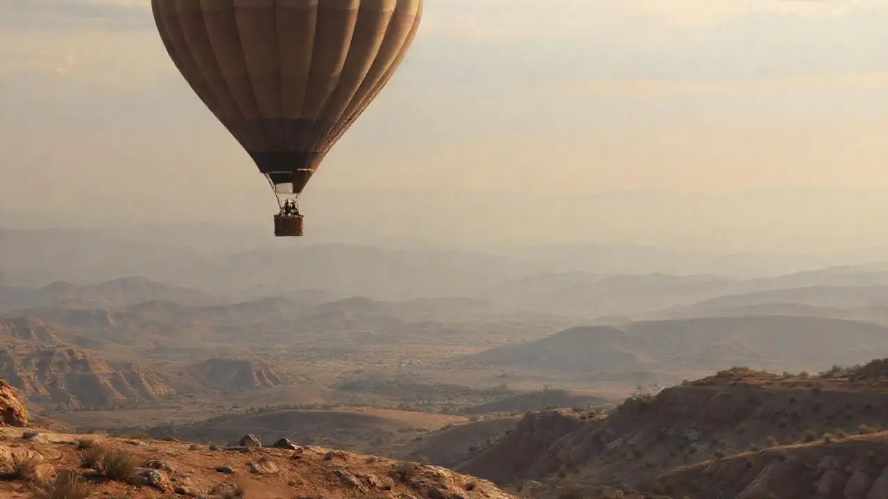 Un globo inmenso domina un paisaje sereno