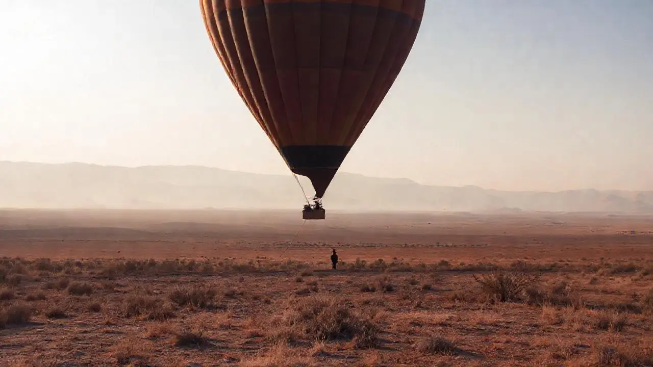 Un globo solitario flota en la calma