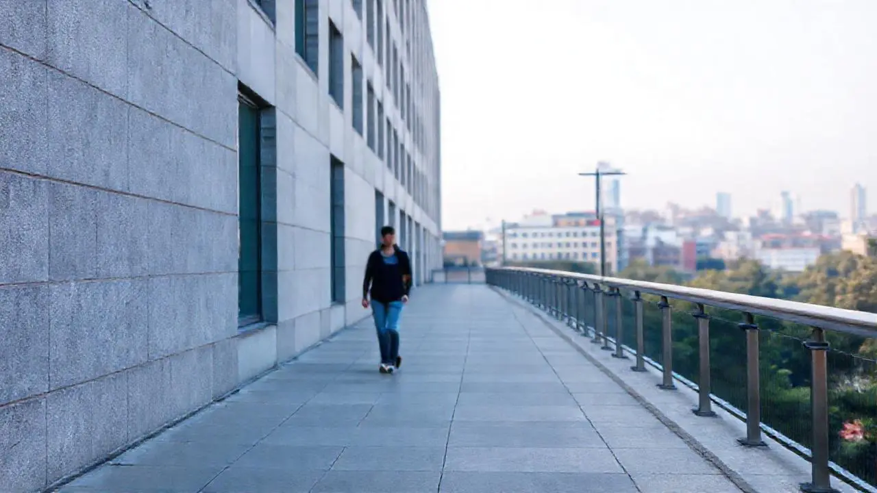 Escena urbana tranquila y ligeramente borrosa