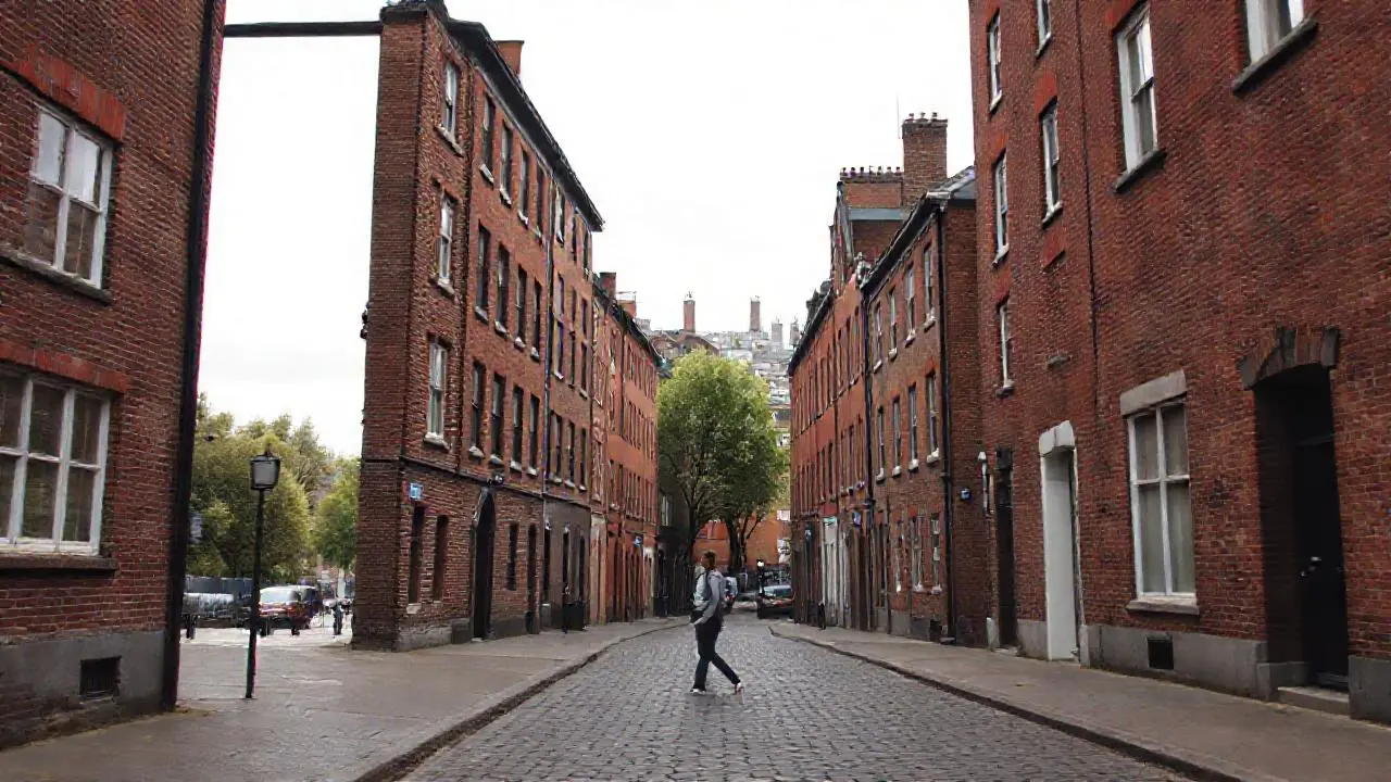 Calle tranquila, ambiente urbano y difuso