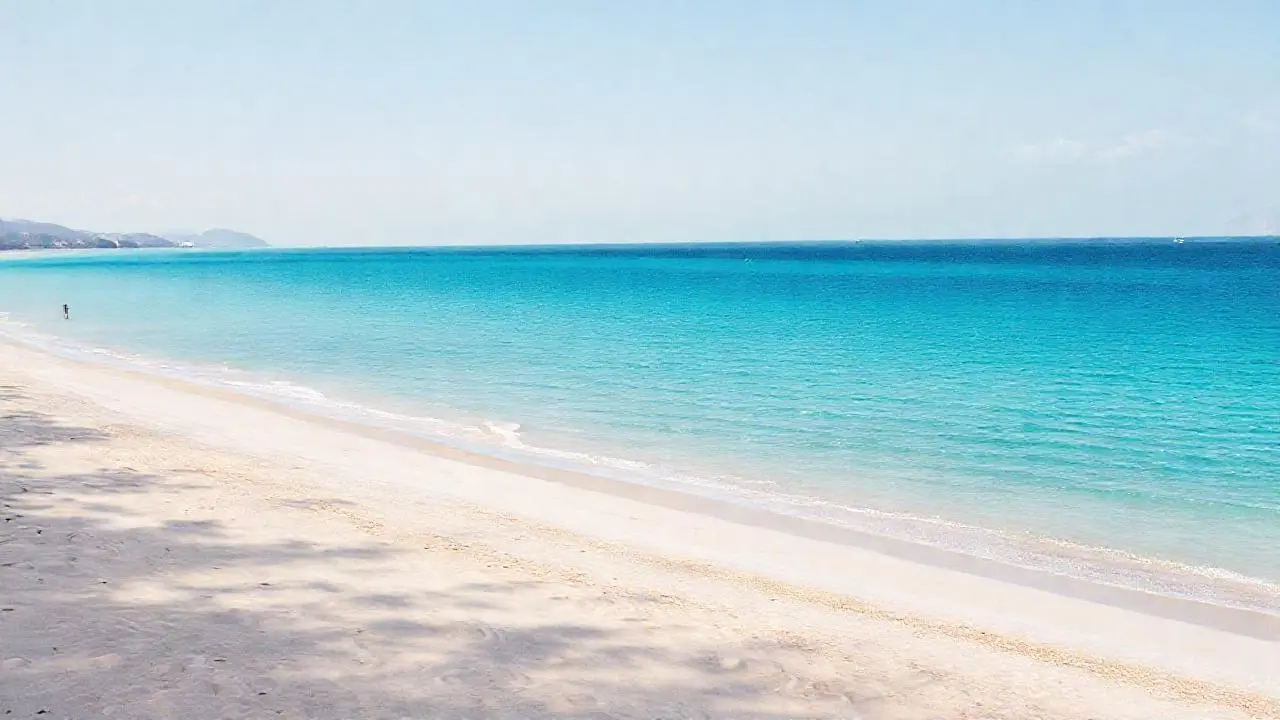 Playa extensa, luminosa y serena