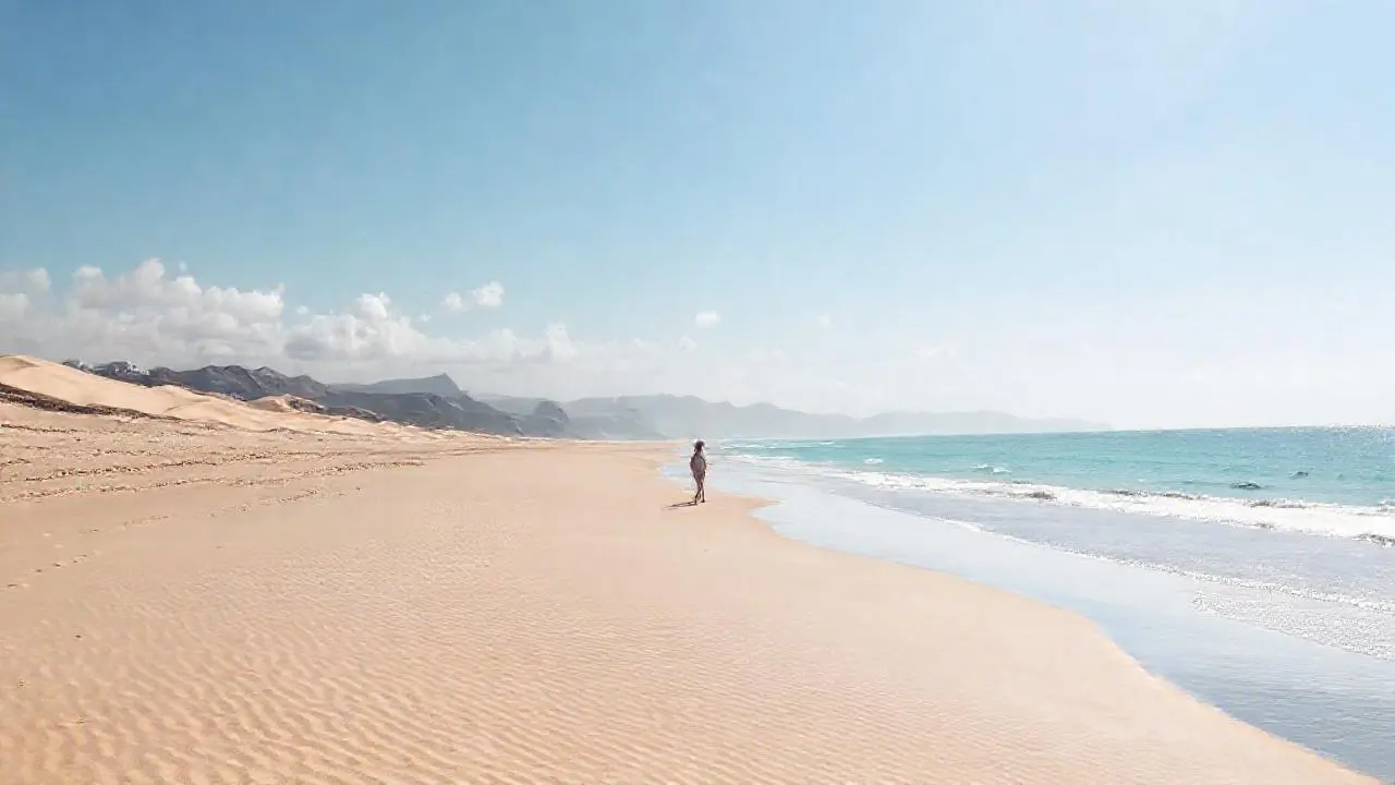 Playa serena bajo un cielo amplio