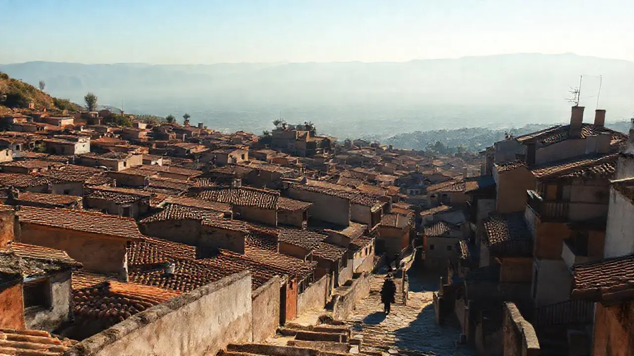 Pueblo antiguo, tranquilo y soleado