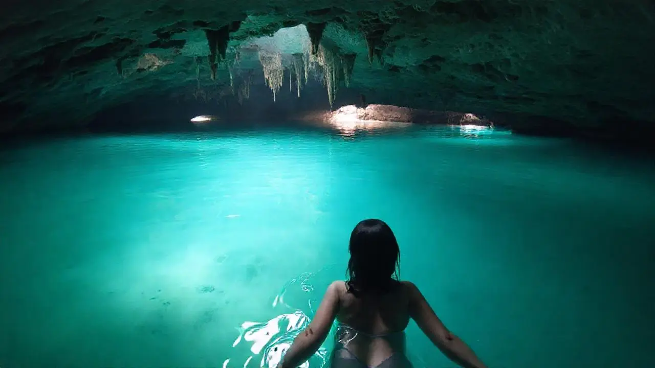 Aguas turquesas en una caverna silenciosa