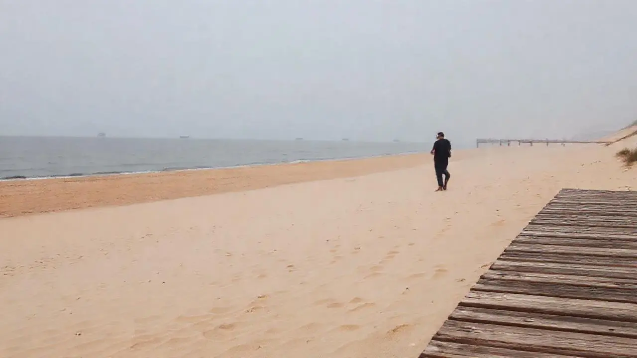 Playa serena, luz suave, atmósfera quieta