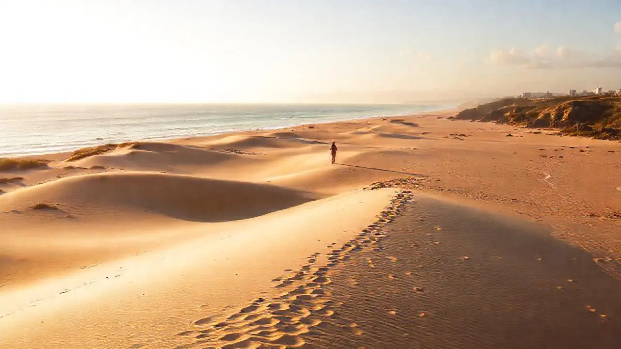 Playa serena, luz cálida y amplia