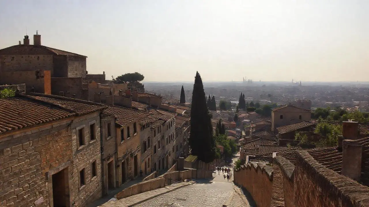 Ciudad antigua, luz suave y atmosférica