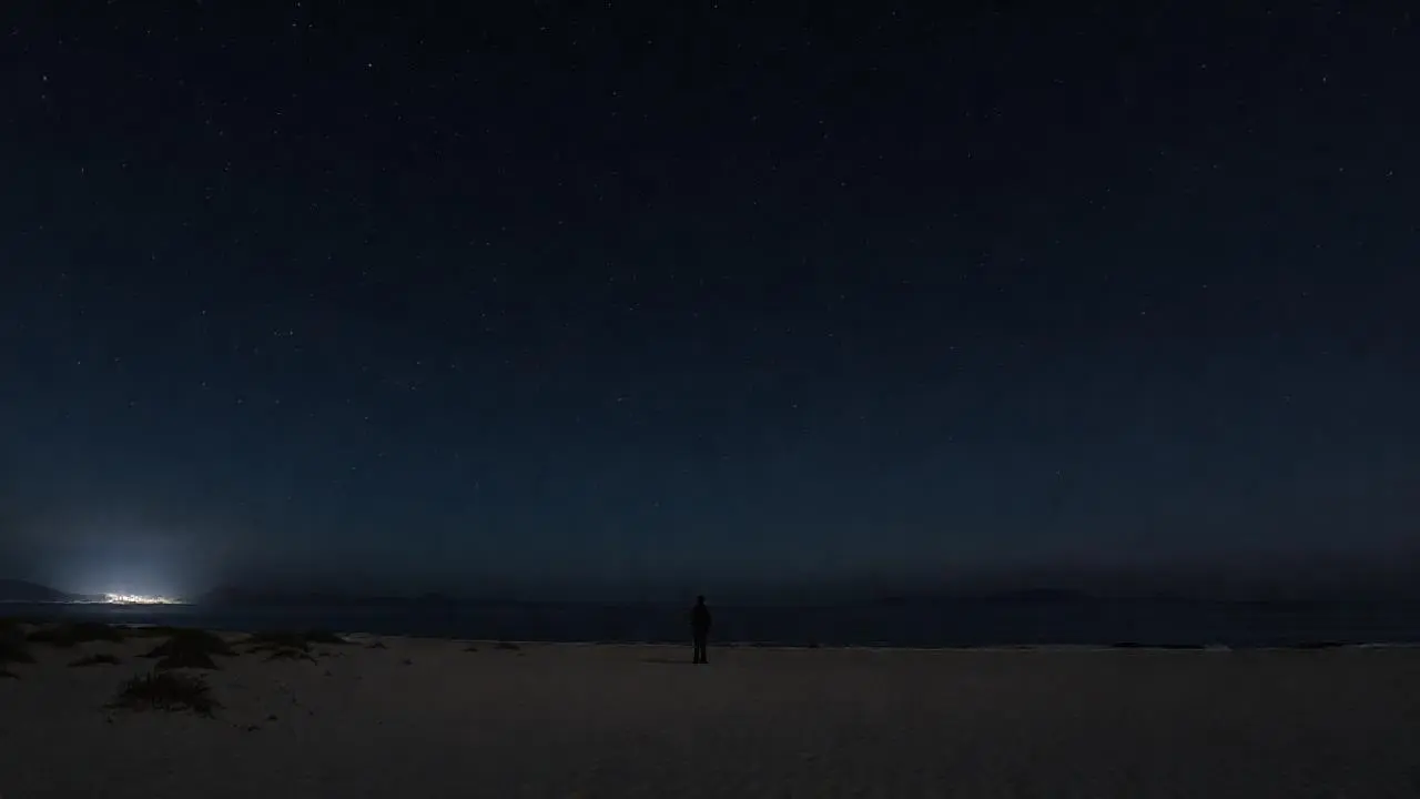 Tranquila noche costera, silueta en calma