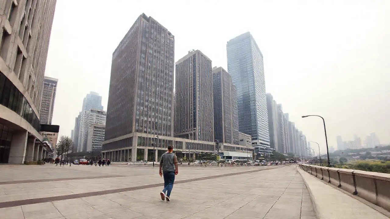 Ciudad urbana, calma y ligeramente borrosa