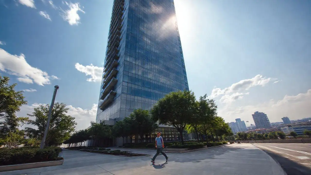 Hotel moderno, altura, luz y espacio
