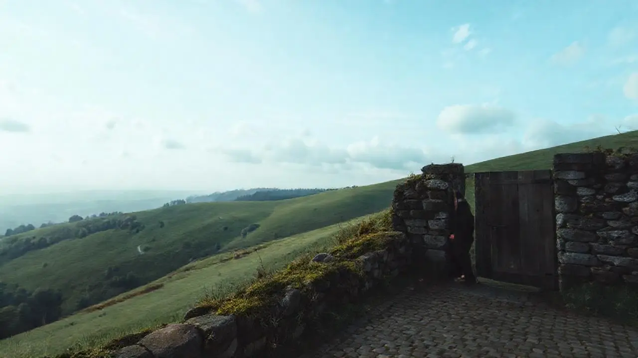 Paz rural, luz suave, figura solitaria