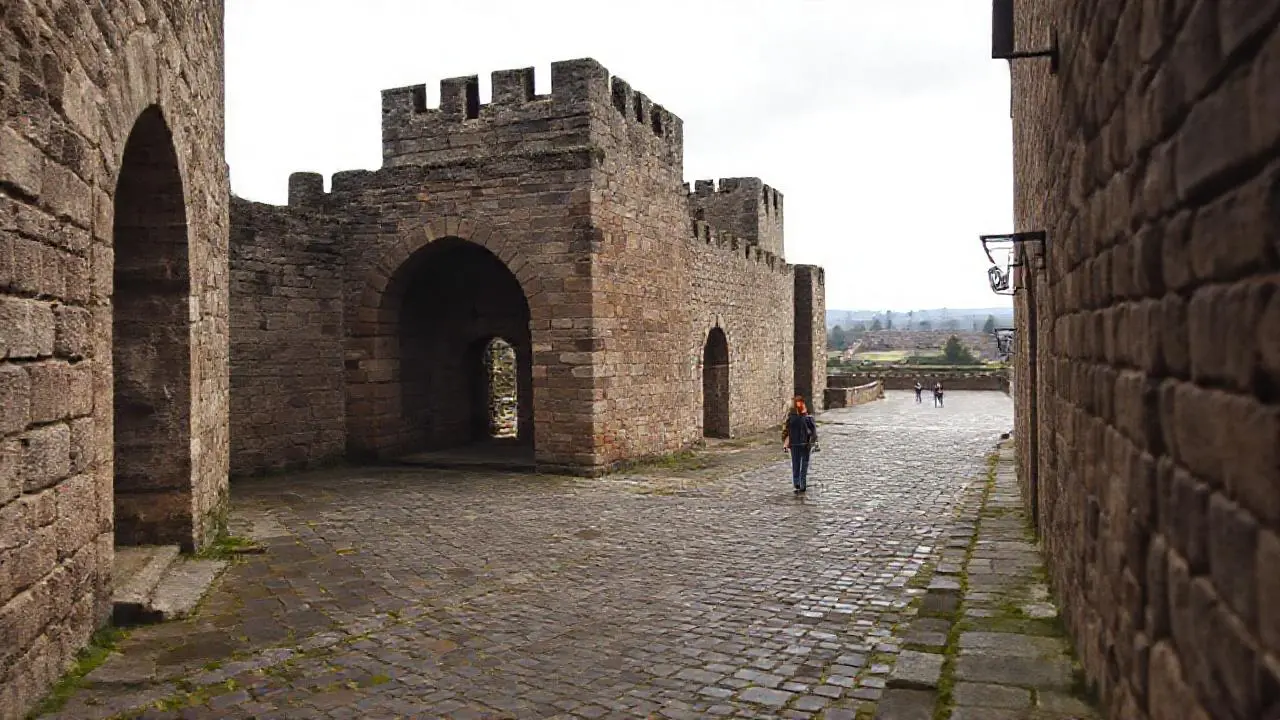 Antigua arquitectura imponente, atmósfera melancólica y difusa