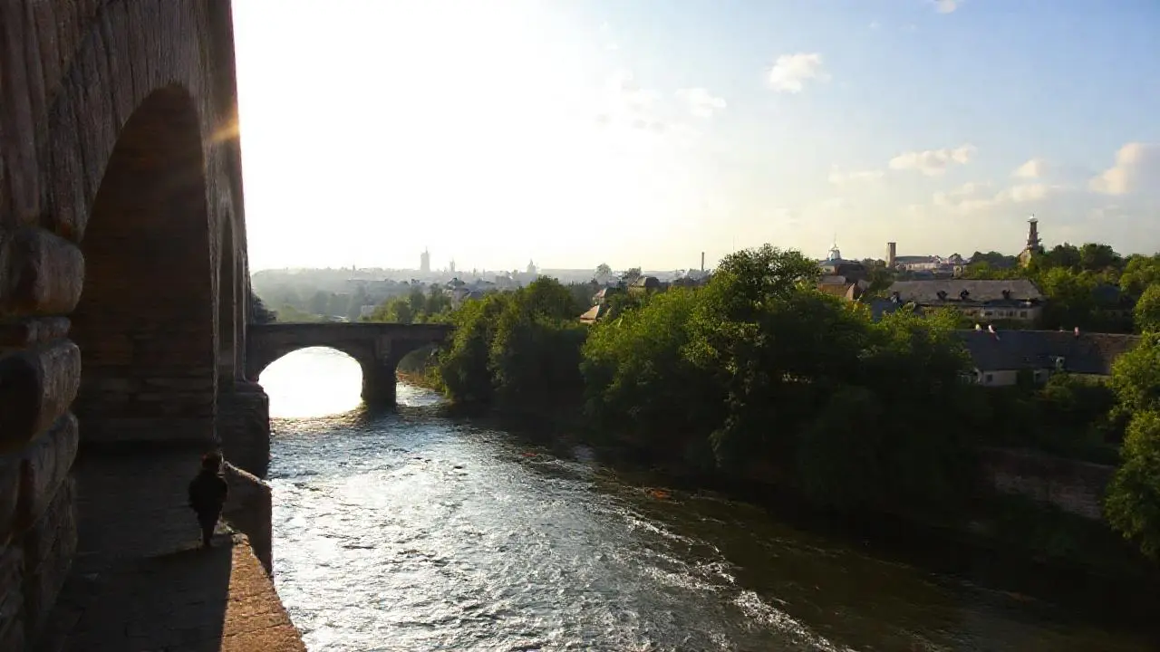 Paisaje urbano sereno y nostálgico