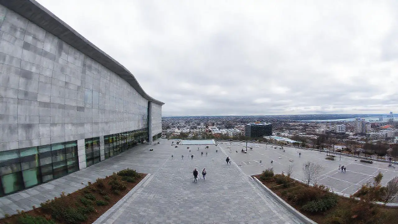 Arquitectura urbana serena y atmosférica