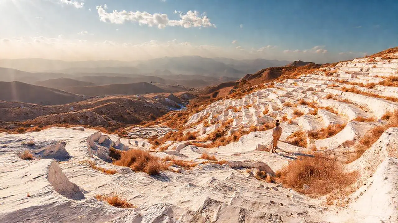 Paisaje árido y sereno, con figura solitaria