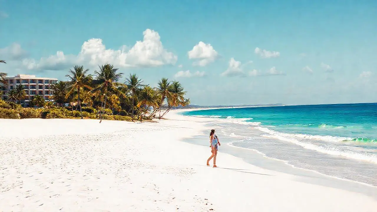 Playa tropical serena bajo la luz cálida