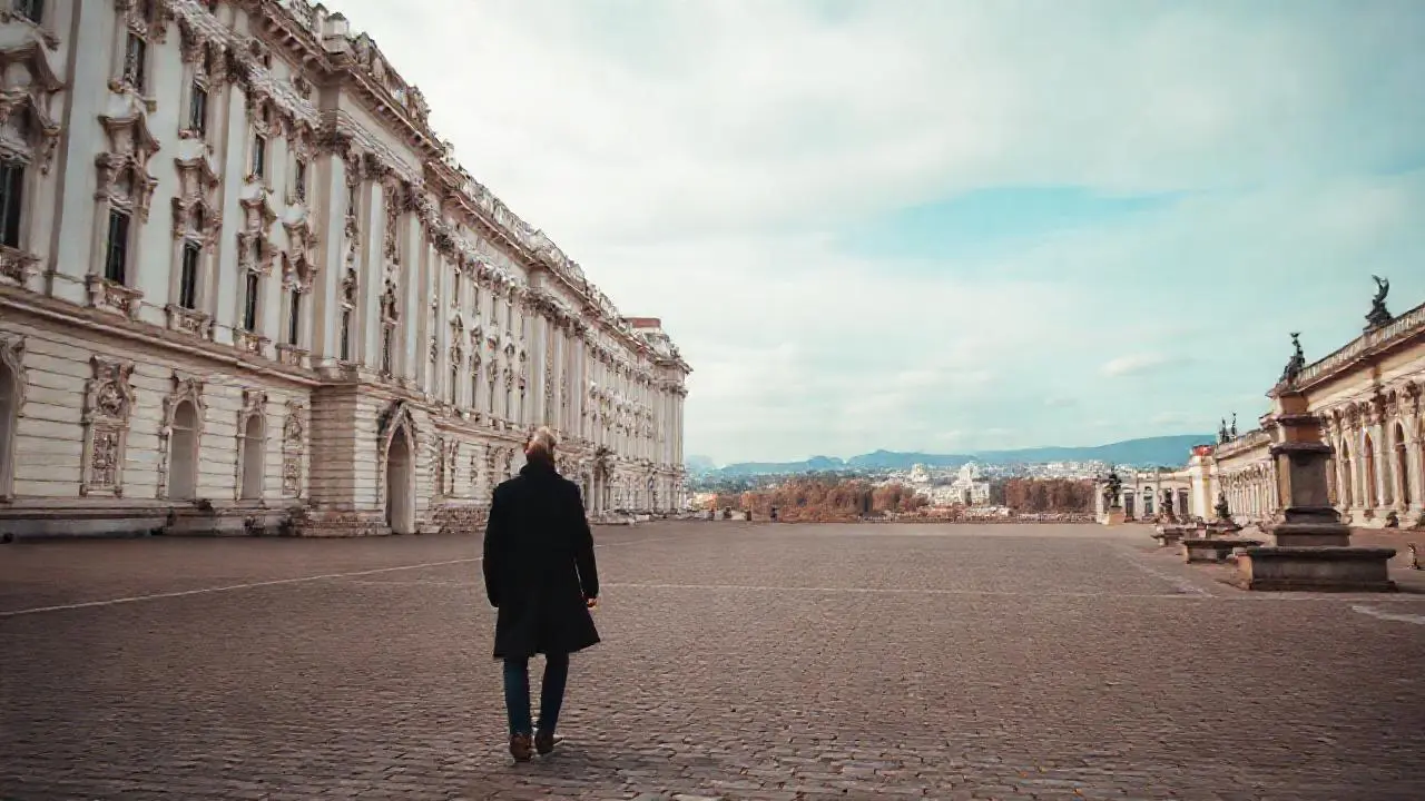 Palacio antiguo, amplio y sereno