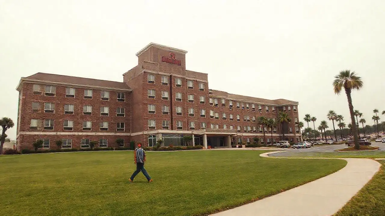 Hotel grande, ambiente relajado y ligeramente difuso
