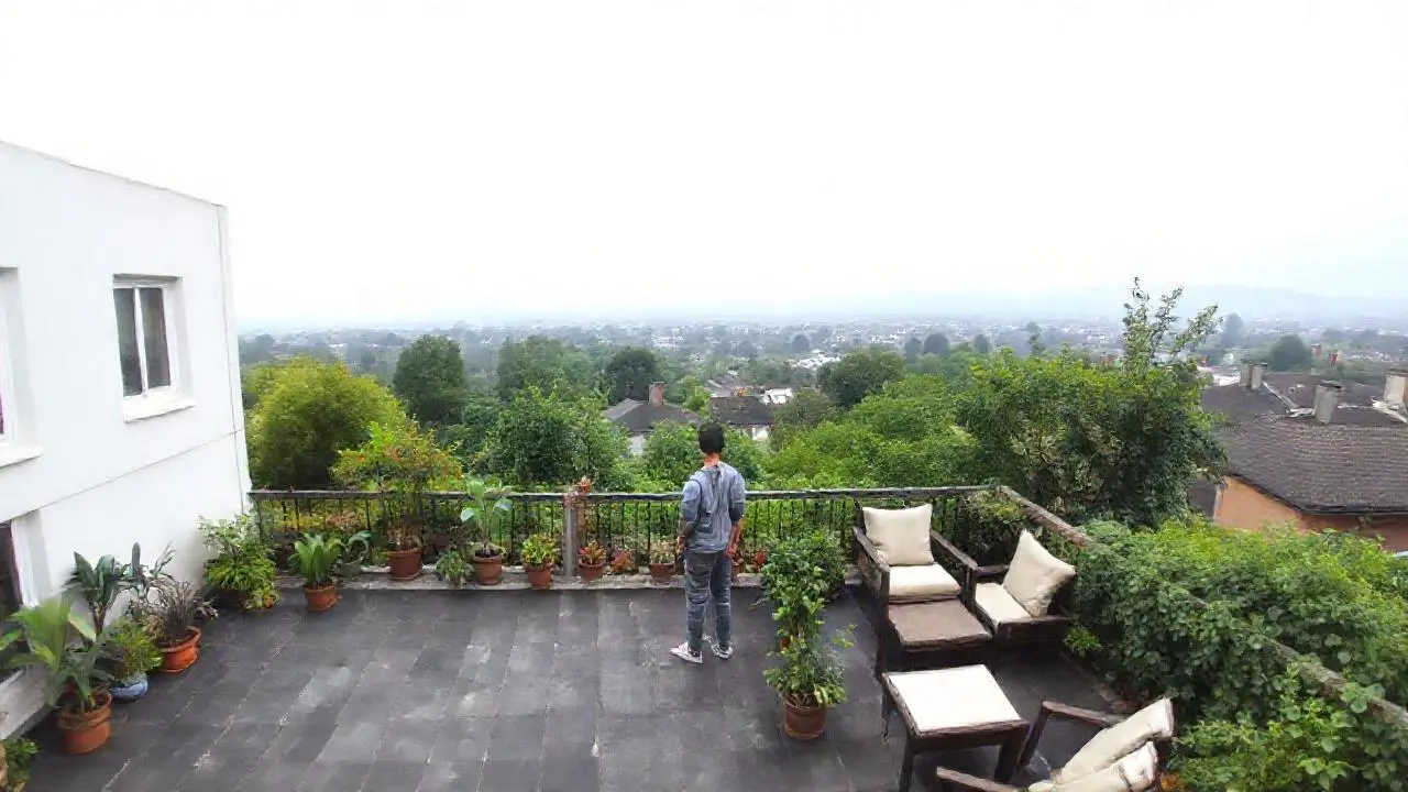 Serena escena urbana con jardín y calma