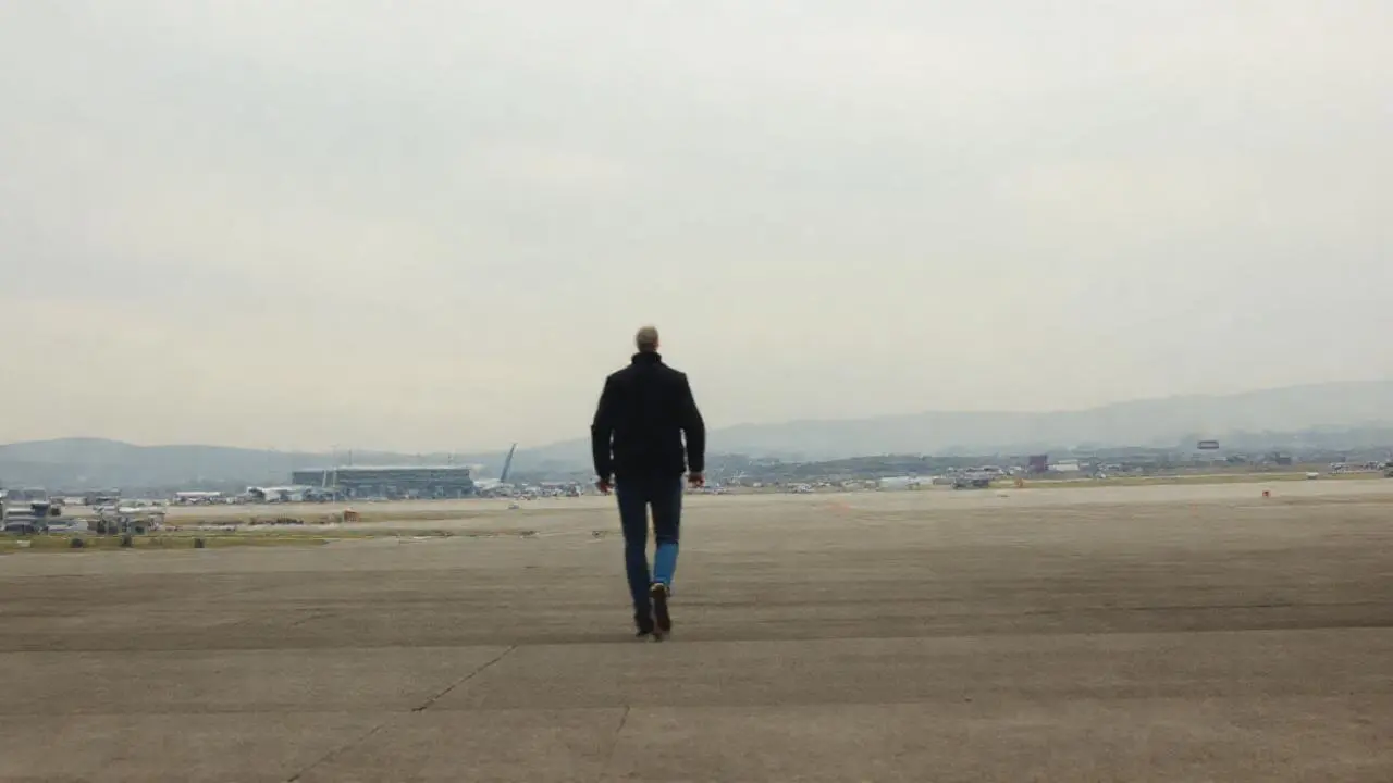 Aeropuerto amplio, tranquilo y ligeramente brumoso
