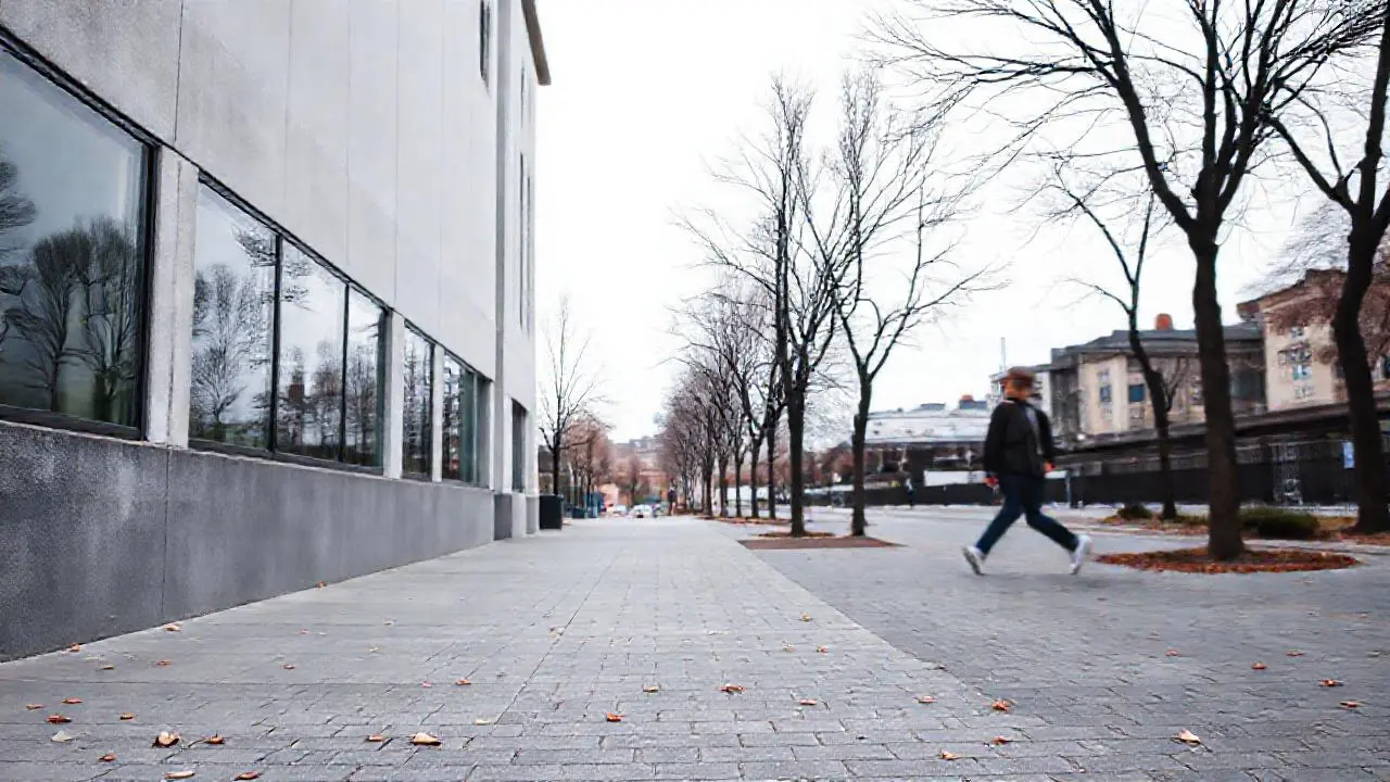 Ciudad moderna, tranquila y con luz suave