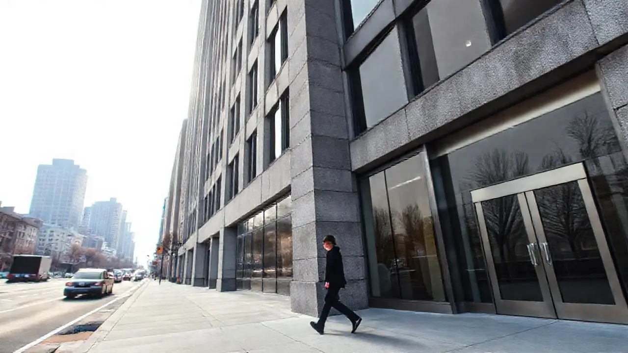 Edificio moderno en ambiente urbano y brumoso