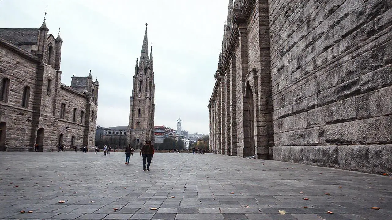 Ciudad antigua, tranquila y atmosférica