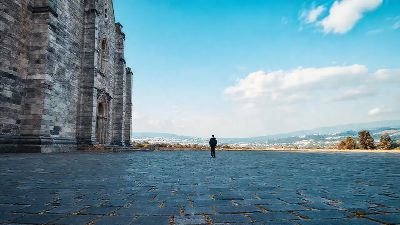 Catedral imponente bajo cielo difuso