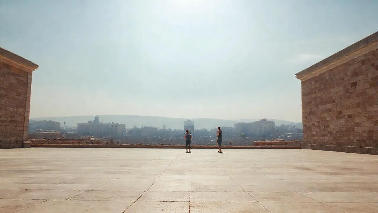 Plaza amplia, serena y ligeramente borrosa