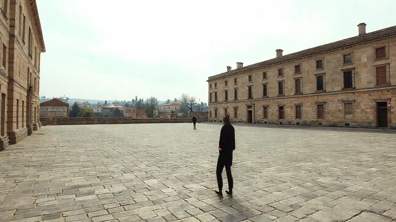 Plaza urbana, tranquila y ligeramente brumosa