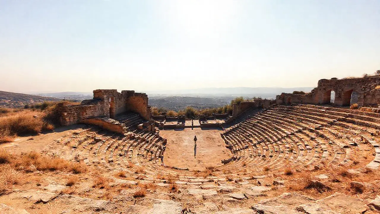 Ruinas antiguas bajo un cielo vasto