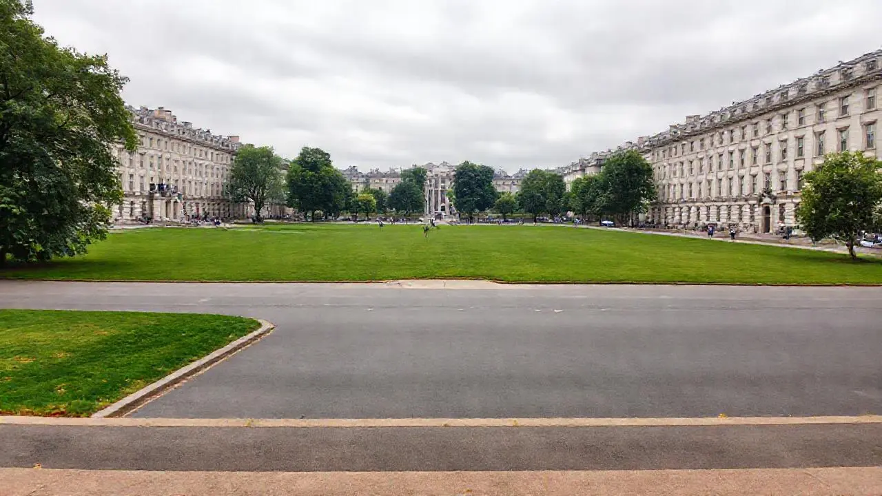 Plaza urbana tranquila, luz suave y difusa
