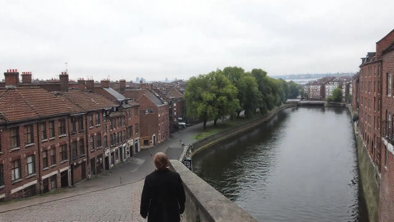 Ciudad urbana, tranquila y ligeramente melancólica