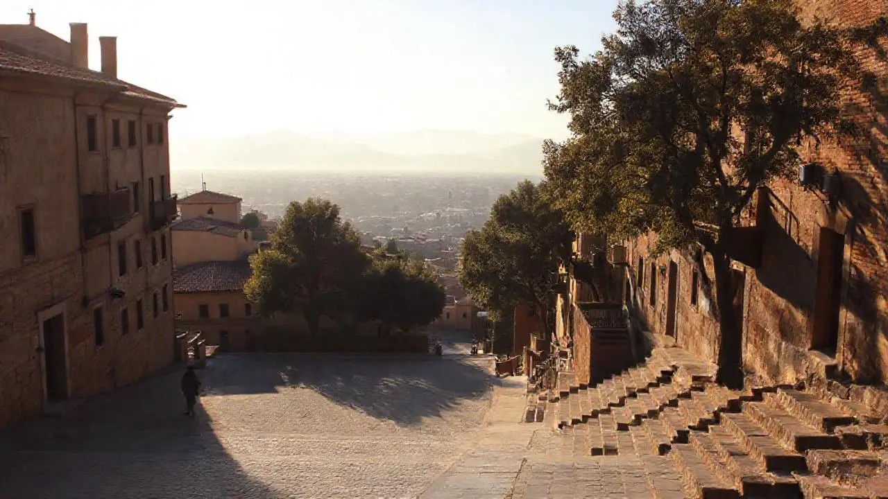 Ciudad antigua, luz cálida y nostálgica