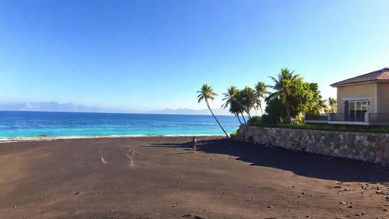 Tranquila playa tropical, luz cálida y distante