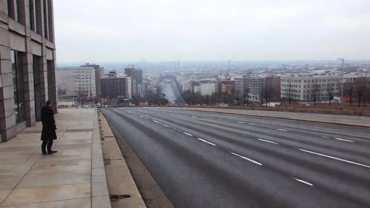Ciudad moderna, melancólica y distante