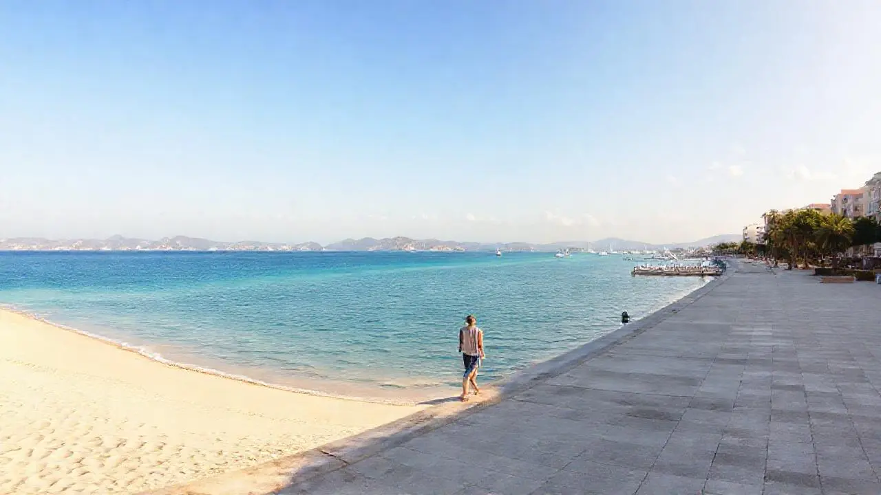 Playa serena, luz cálida y horizonte amplio